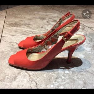 Tahari Robin Coral Slingbacks Size 6